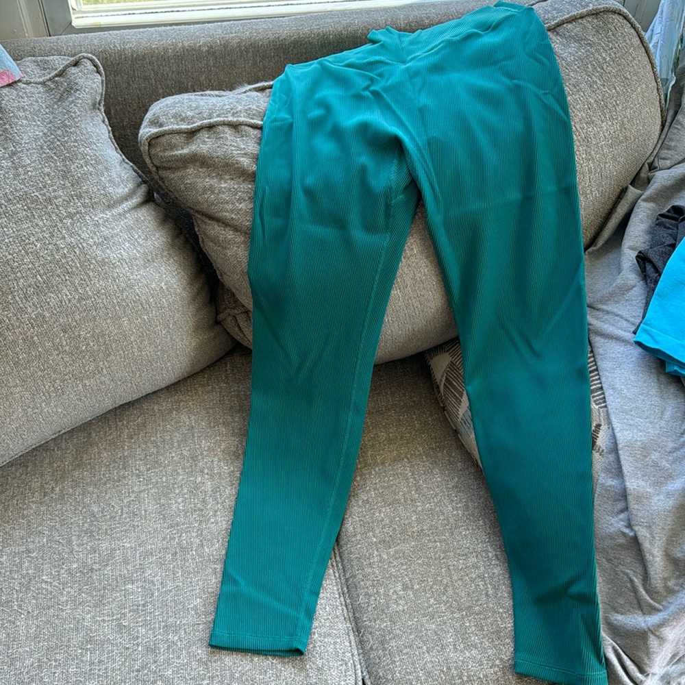 Buff bunny ribbed seam less leggings. Very lightly worn, good condition.